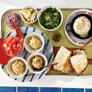 フムスと焼きカマンベール、ミルクパン添え フムスと焼きカマンベール、ミルクパン添え