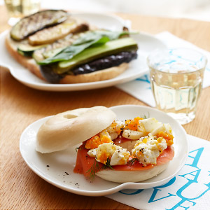 サーモンとカッテージチーズのサンド、グリル野菜のサンド サーモンとカッテージチーズのサンド、グリル野菜のサンド