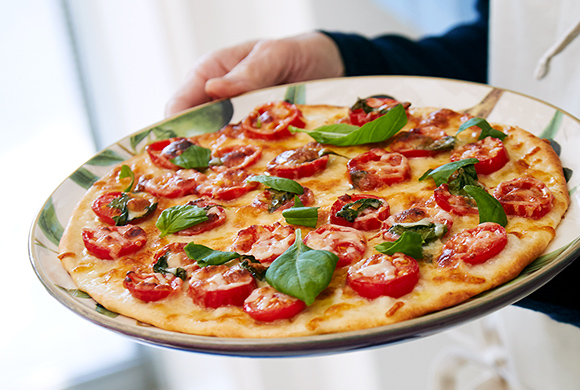 こねないパン生地のトマトピザ