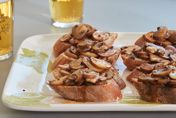 マッシュルームのクロスティーニ　バターしょうゆソース