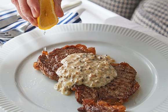 牛ステーキのマッシュルームソース